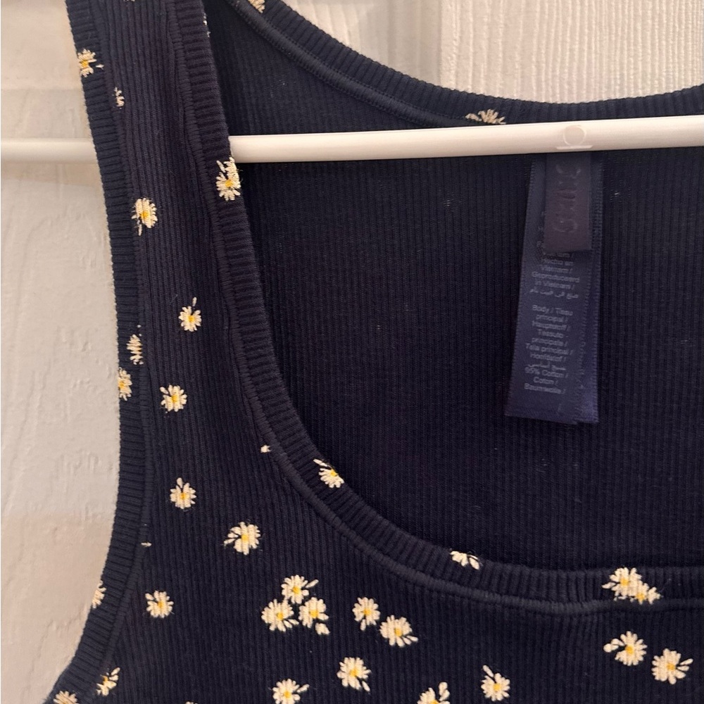 SKIMS Cotton Rib Tank Top in Navy Daisy Print size Large - Picture 8 of 9